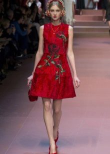 Červené růžové šaty na módní přehlídce Dolce & Gabbana