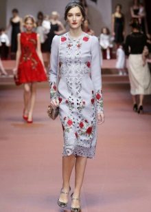 Rochie albastră și gri cu trandafiri la prezentarea de modă Dolce Gabbana