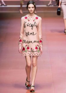 Pakaian merah jambu dengan mawar di pameran fesyen Dolce & Gabbana