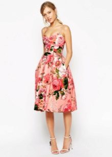 Sandalias de tacón a un vestido de verano con rosas