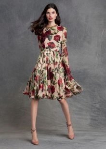 Stilettos pentru o rochie cu trandafiri