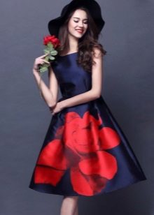 Suknelė su viena didele rože ant sijono