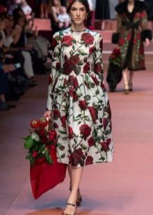 Rochie cu trandafiri cu o croială simplă, de lungime medie