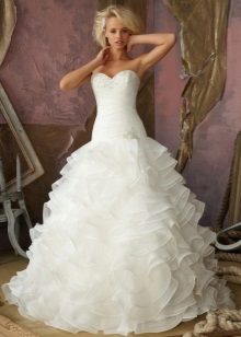 Буйна сватбена рокля с волана