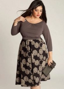Berikan Tatyana dari kain ringan biasa pada kain atas dan gelap dengan mencetak pada skirt untuk wanita yang berlebihan berat badan