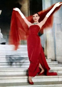 Váy đỏ của Audrey Hepber