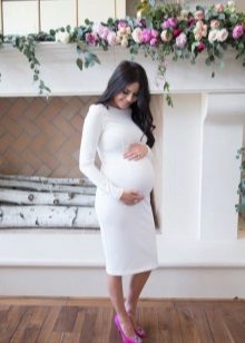 Бяла рокля с дълги ръкави за бременни жени
