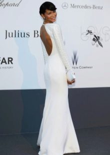 Дълга бяла рокля с дълъг ръкав и отворен гръб