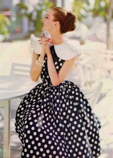 Crna haljina s bijelim polka točkicama u retro stilu.