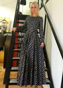 En lång puffig grå rutig spetsig kjol