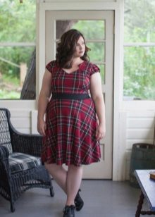 Abito scozzese con puntata nera su una cintura per donne obese