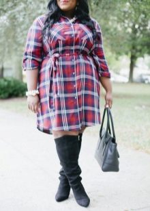 Ruhát egy piros kockás ingben a túlsúlyos nők számára csizmával kombinálva