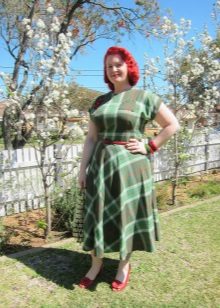 Vihreä ruudullinen mekko, jossa täysi hame ylipainoisille naisille
