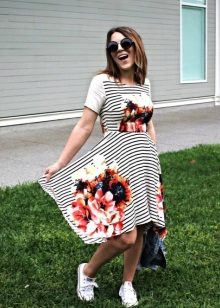 Sneakers for a white and black striped dress with floral print