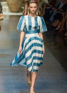 Mid-length šaty v bílé a modré pruhy