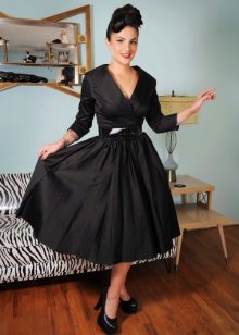 Vestido de xale de cetim dos anos 50