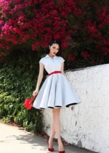فستان كوكتيل أبيض من الخمسينات مع حزام أحمر