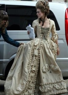Baroko stiliaus suknelė su aukso siuvinėjimais