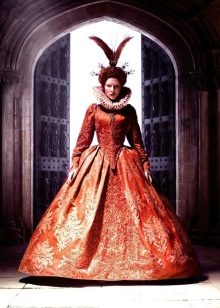 Raudona barokinė suknelė