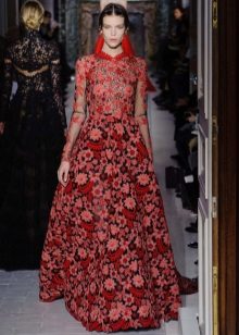 Gaun baroque merah dengan bunga