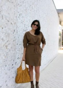 Casual brown dress with a loose cut on the belt