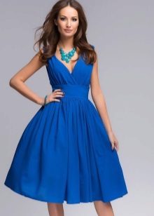 Синя рокля с разкроена талия