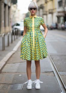 Žluto-zelené lukové tiskové šaty pro mládež