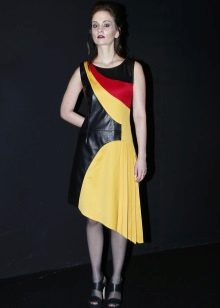 Asymmetrische leren jurk in zwart en geel
