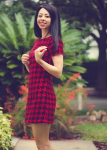 Krátké červené a černé houndstooth šaty s krátkým rukávem