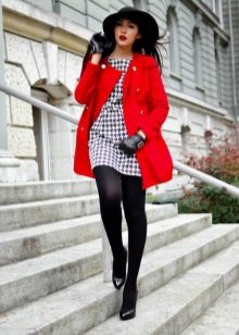 Berpakaian kaki gagak dalam kombinasi dengan mantel merah