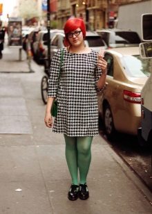 Dress crow's feet in combination with green tights and black oxfords