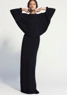 Rochie neagră lungă, cu fustă dreaptă și liliac