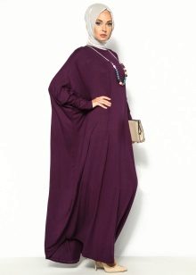 Długa burgundowa sukienka nietoperza