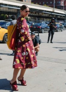Бургундска рокля с печат на пола