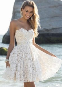 Бяла дантелена рокля Bustier със слънчева пола