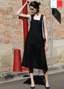 Черна рокля със сандък със средна дължина и свободна пола