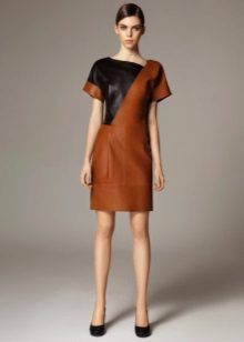 Brun øko-læder kjole med sorte accenter