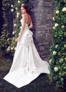 Бяла гръбна сватбена рокля