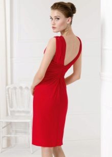 Червена рокля с отворен гръб