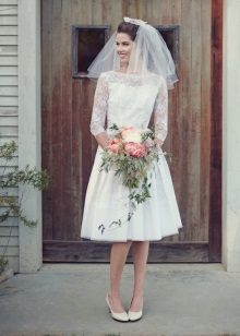 60-talls blonder og sateng brudekjole