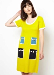 En gul kjole i 60'erne med blå og sorte falske lommer
