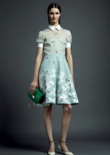 Klänning i stil med 40-talets silhuett