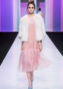 Късо кожено палто под зимна розова рокля