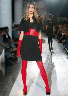 Røde strømpebukser til en svart kjole
