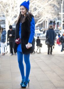 Ярки сини чорапогащи до синя рокля