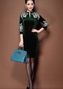 Schwarze Strumpfhose zu einem grünen Kleid
