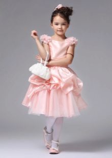 Un vestido corto esponjoso para la niña rosa