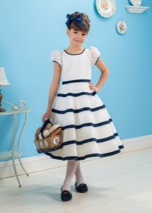 Καλοκαιρινό φόρεμα για ένα κορίτσι σε μπλε ρίγες