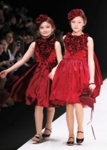 Elegante vestido vermelho inchado para menina