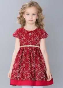 Tyylikäs mekko tytön punaiseen pitsiin